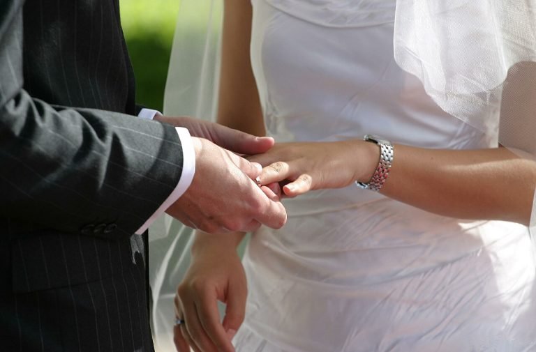El dedo del anillo de boda y la vena que llegaba al corazón (un mito de dos mil años)
