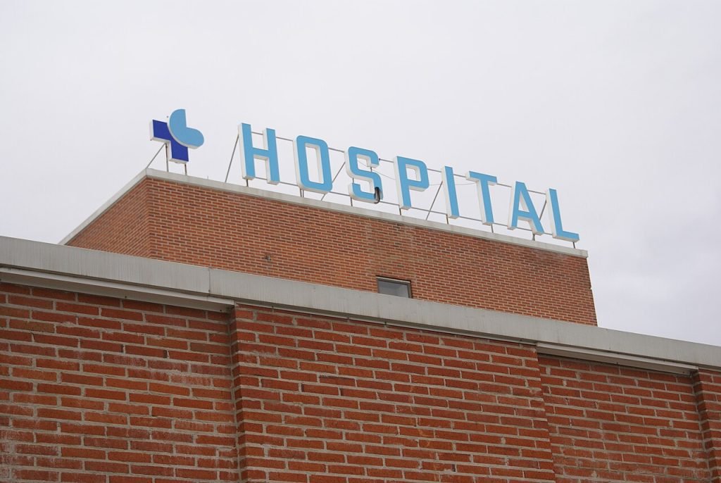 El misterio de la bata que se abre por detrás: por qué el hospital viste así