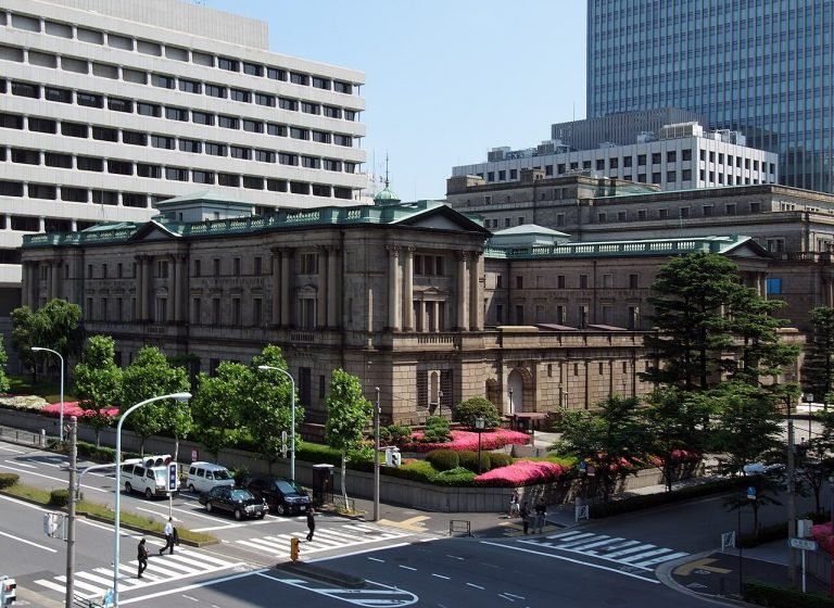Japón y su montaña de deuda: por qué debe más que nadie y no se hunde
