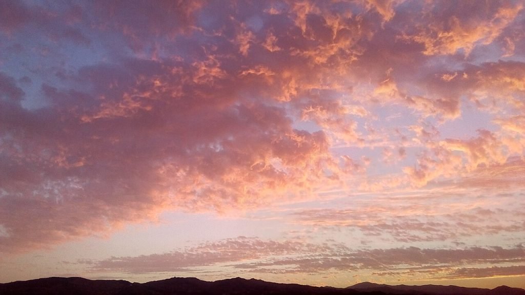 Por qué el cielo es azul de día y se enciende de rojo al atardecer