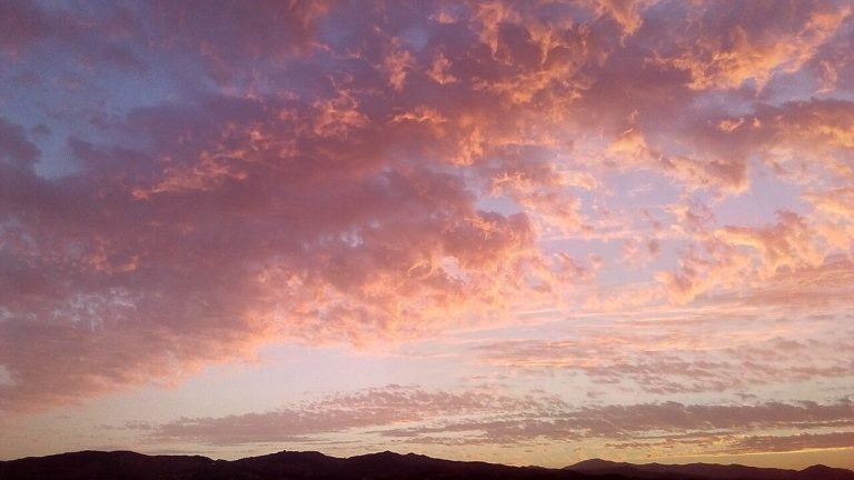 Por qué el cielo es azul de día y se enciende de rojo al atardecer
