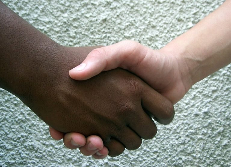 Por qué nos damos la mano: la historia del gesto más universal del mundo