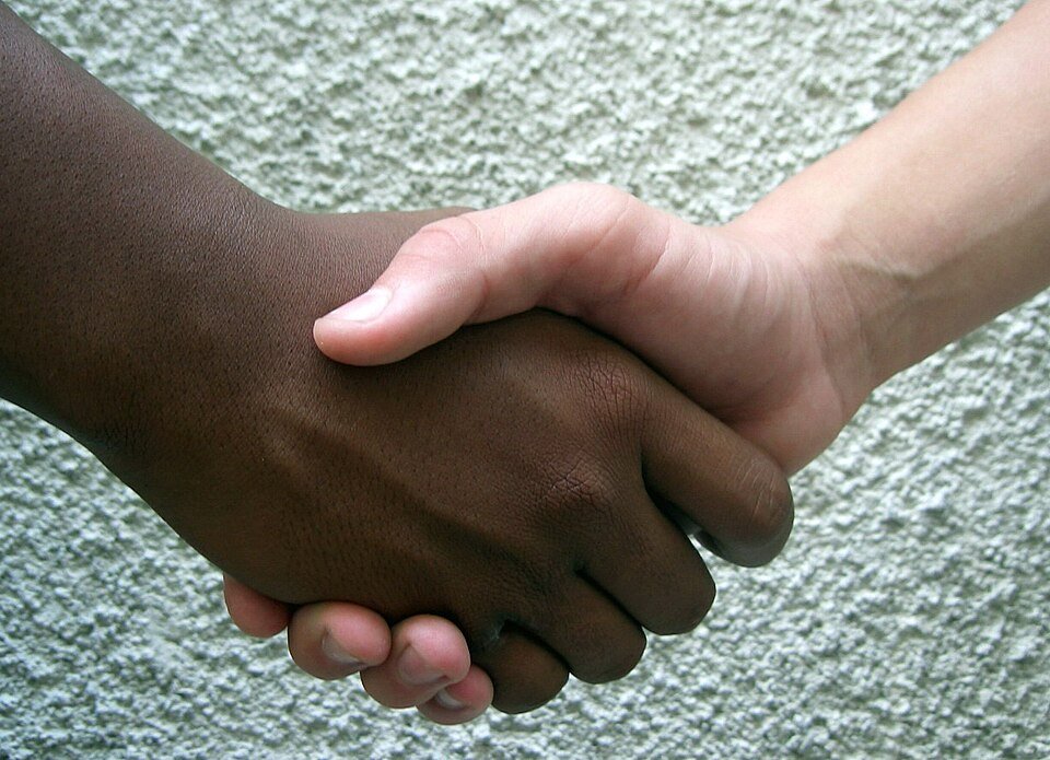 Por qué nos damos la mano: la historia del gesto más universal del mundo