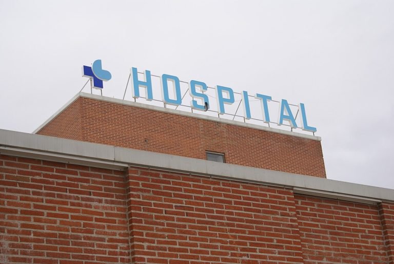 Por qué una factura de hospital en Estados Unidos puede costar una fortuna