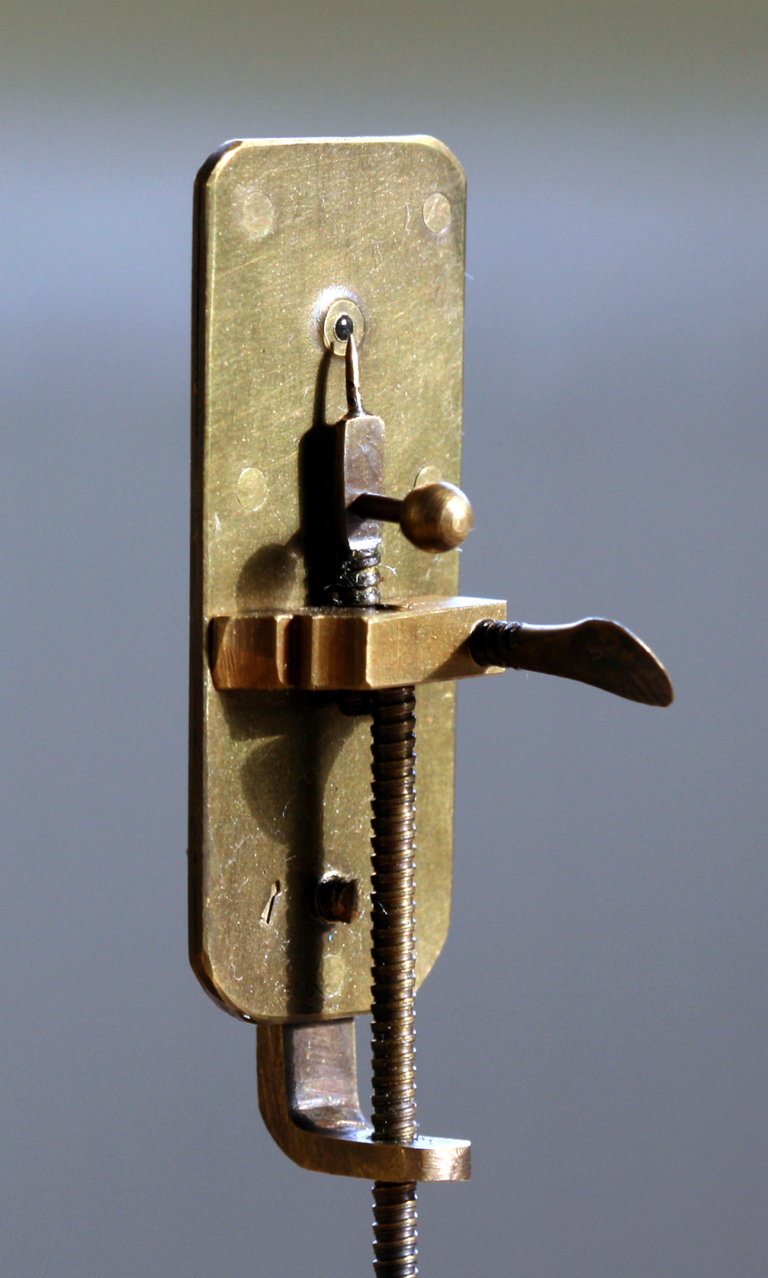 Réplica del microscopio de una sola lente fabricado por Leeuwenhoek