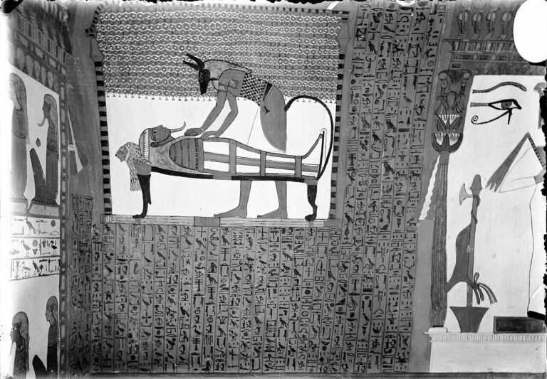 Anubis con cabeza de chacal atendiendo a una momia en una tumba egipcia