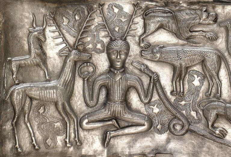 Caldero de plata de Gundestrup con relieves de dioses celtas y animales