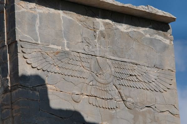 Símbolo alado faravahar tallado en piedra entre las ruinas de Persépolis