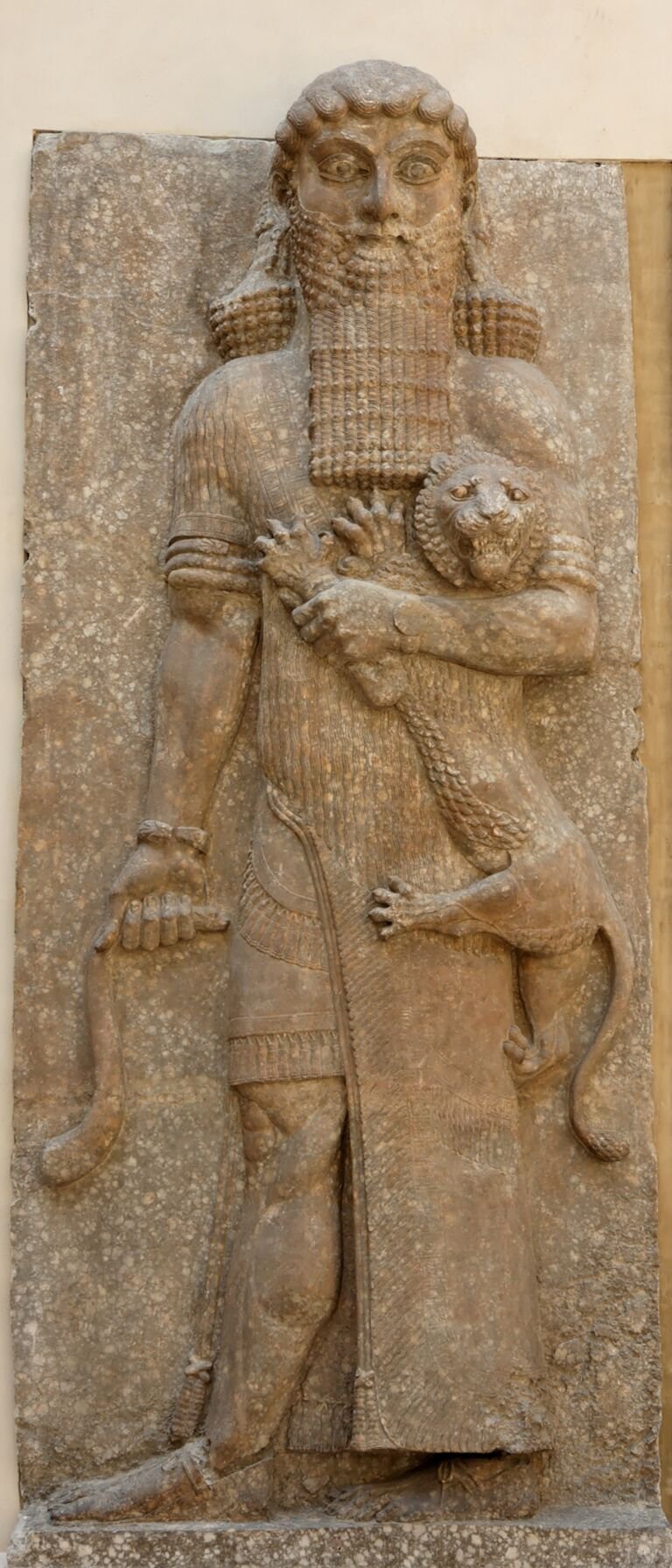 Relieve asirio del Louvre con un héroe dominando un león, identificado con Gilgamesh