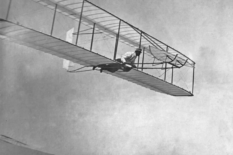Planeador de los hermanos Wright volando sobre las dunas de Kitty Hawk en 1902