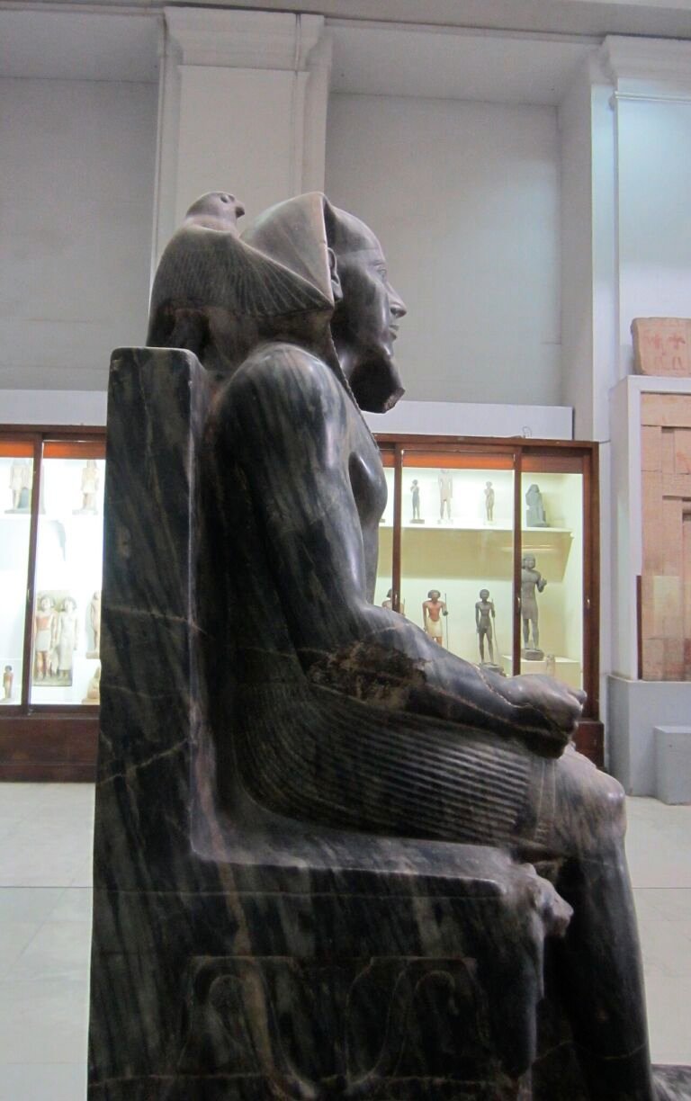 Estatua de diorita del faraón Kefrén, probable constructor de la Esfinge de Guiza
