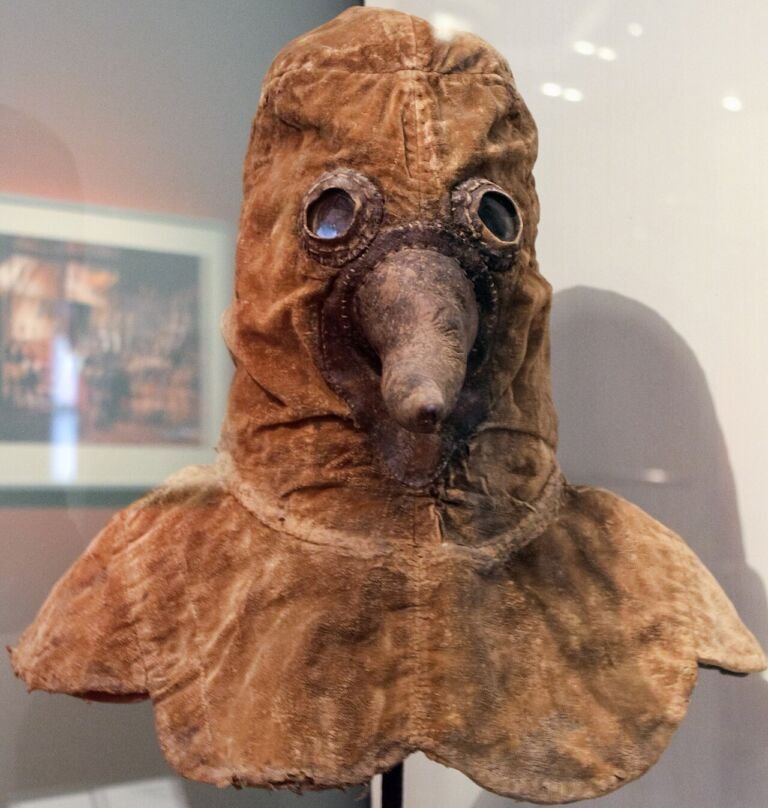 Máscara con pico de médico de la peste del siglo XVII conservada en un museo