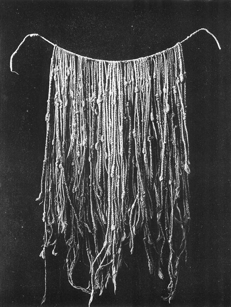 Quipucamayoc inca sosteniendo un quipu de cuerdas anudadas para la contabilidad del imperio