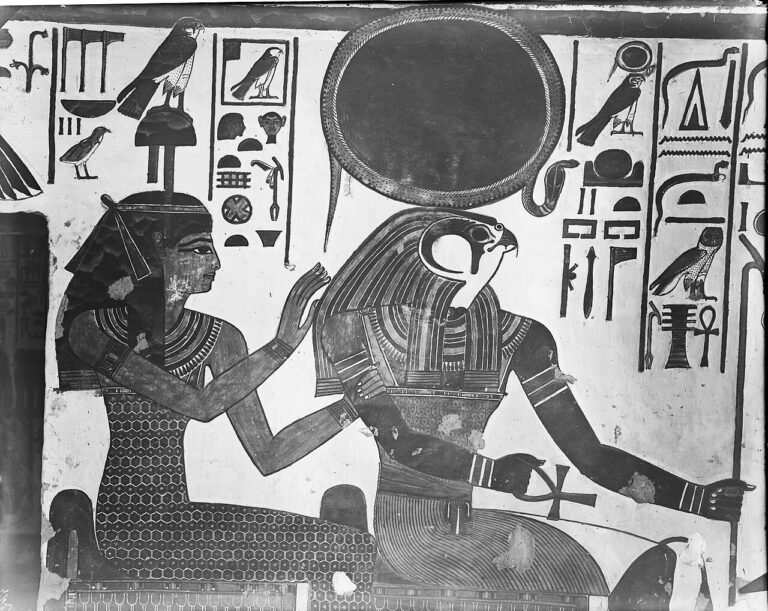 El dios Ra con cabeza de halcón y disco solar en una pintura mural egipcia