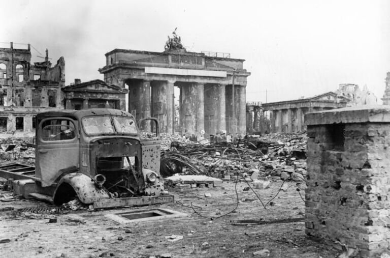 La Puerta de Brandeburgo entre las ruinas de Berlín tras la batalla de 1945