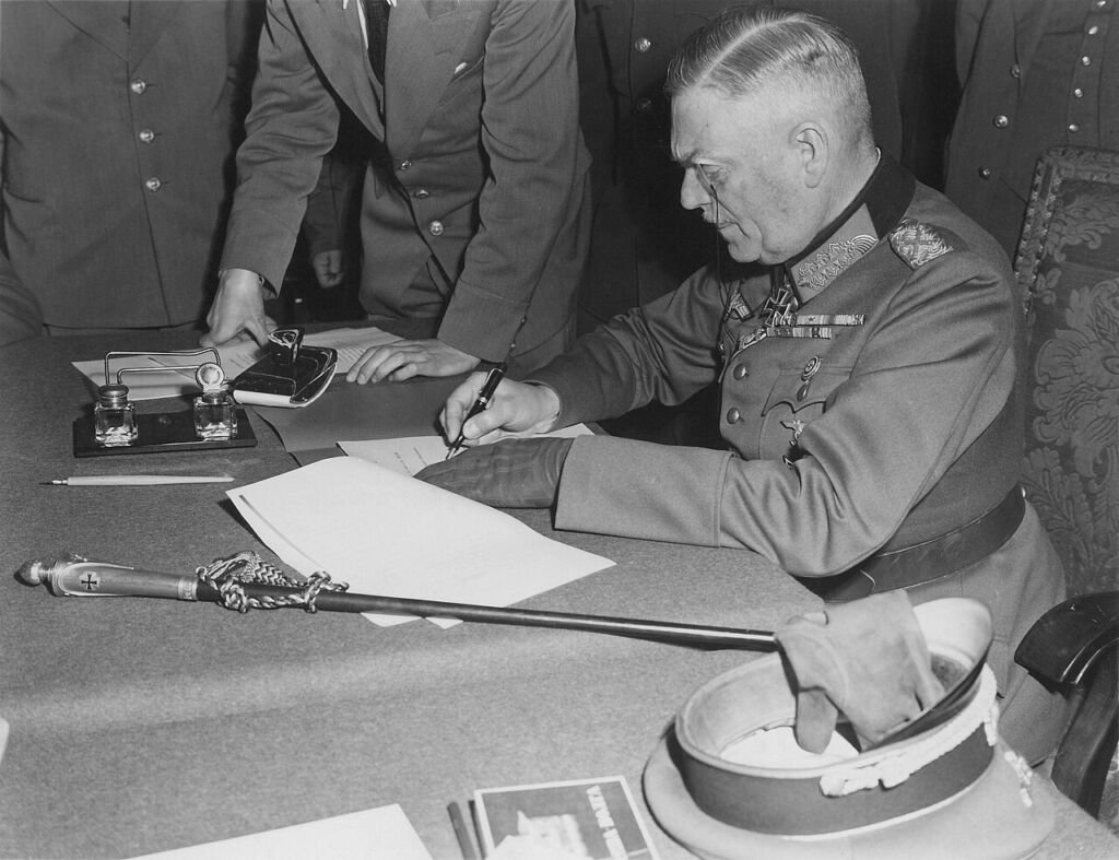 El mariscal Wilhelm Keitel firma la rendición incondicional de Alemania en Karlshorst, Berlín, el 8 de mayo de 1945