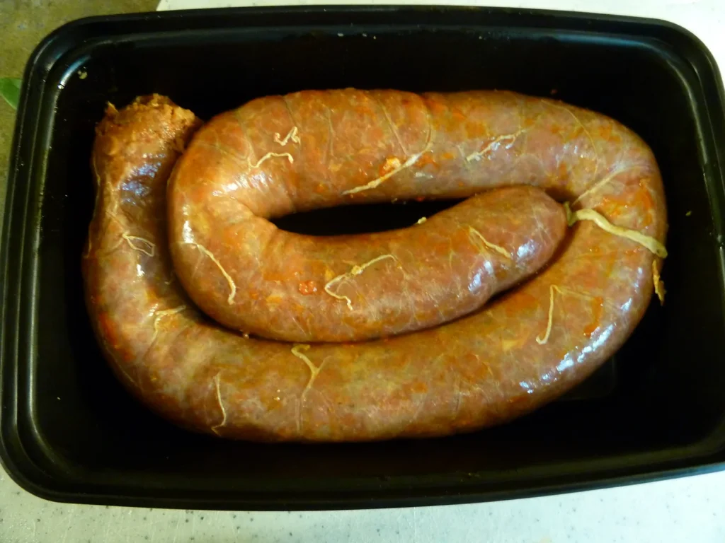 Chorizo curado enroscado, el color rojo característico se lo debe al pimentón