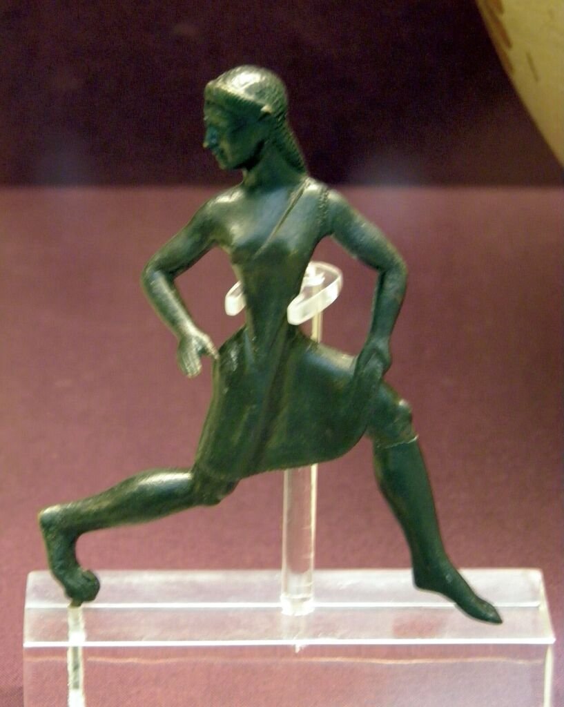 Figura de bronce de estilo lacónico que representa a una joven corriendo, ejemplo del entrenamiento físico de las mujeres espartanas