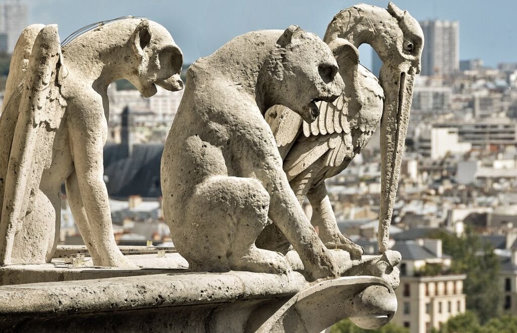Varias gárgolas y quimeras talladas en la fachada de una catedral gótica
