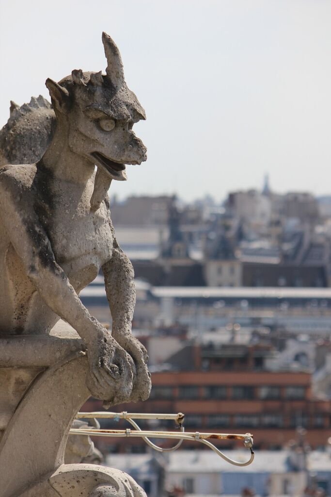 Gárgola de piedra con función de desagüe en la catedral de Notre-Dame de París