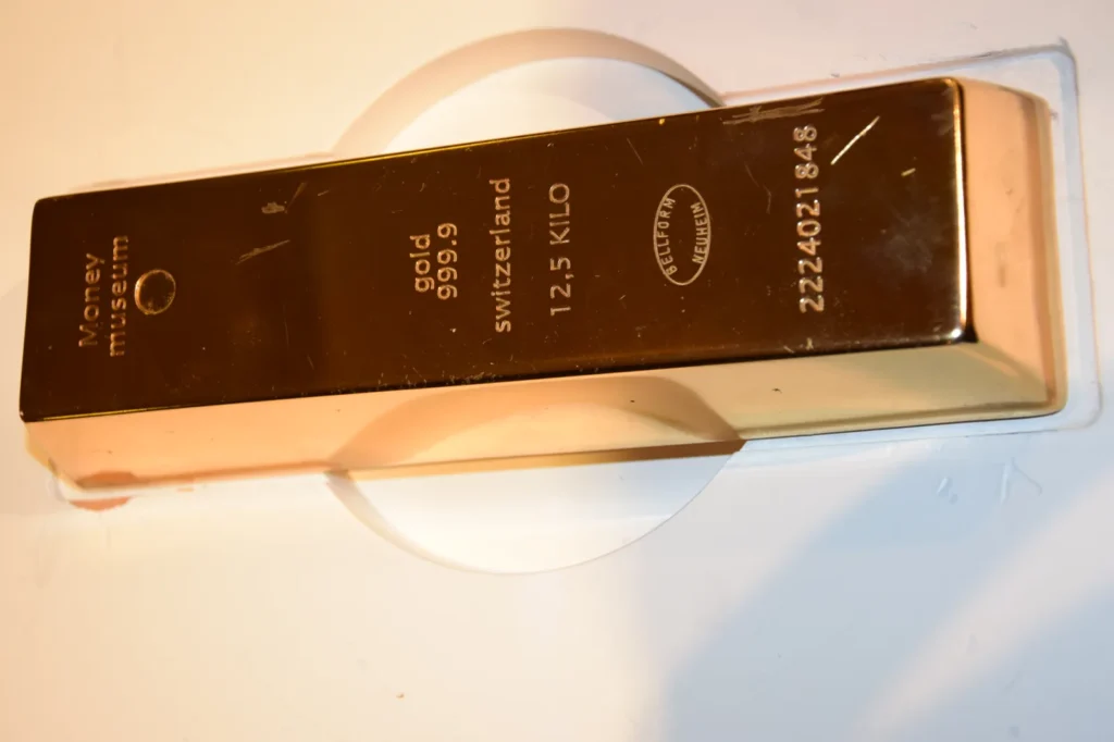 Lingote de oro puro de 999.9 milésimas en el Money Museum de Zúrich