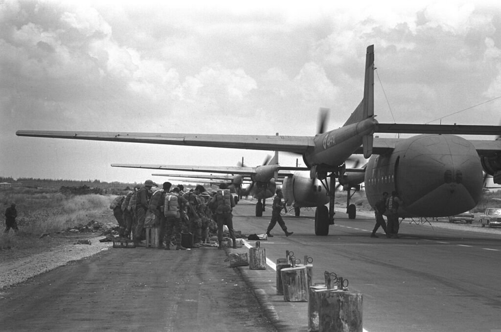 Unidad de paracaidistas israelíes junto a aviones de transporte en junio de 1967