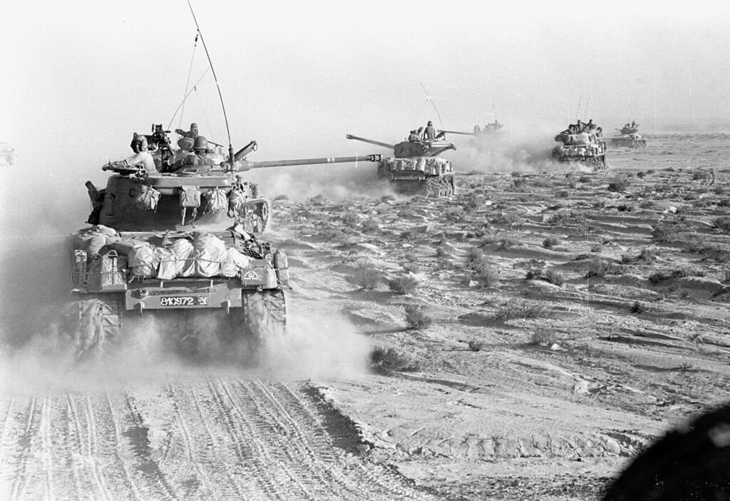 Columna de tanques israelíes de la 14ª Brigada Blindada avanzando en el desierto del Sinaí en 1967