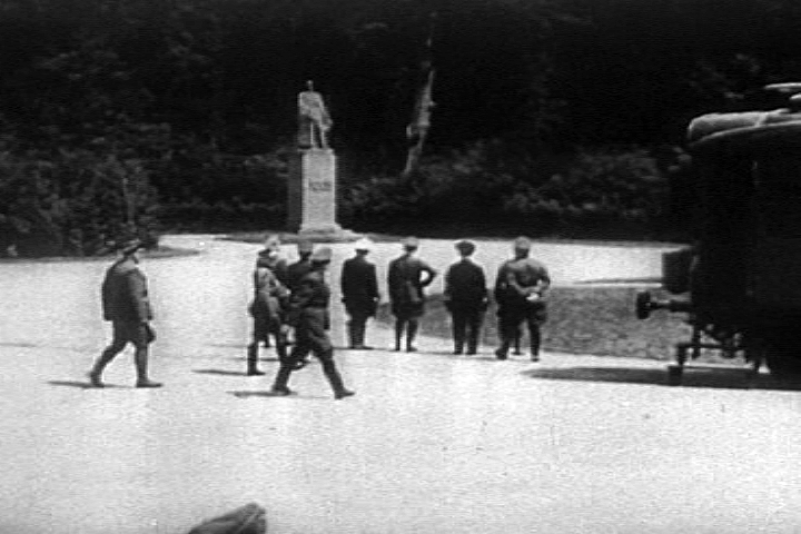 Hitler y su comitiva caminan hacia la estatua del mariscal Foch en el bosque de Compiègne, el 21 de junio de 1940