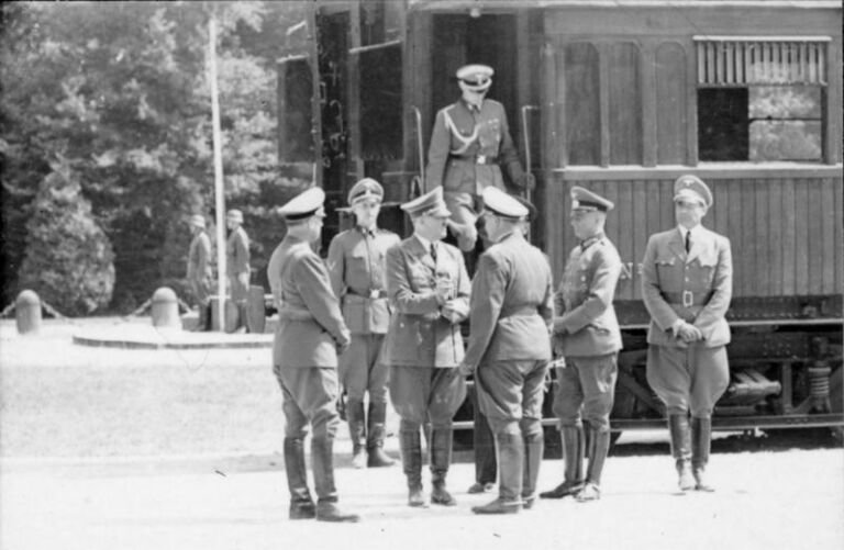 Oficiales alemanes junto a la puerta del vagón del armisticio durante las negociaciones con Francia en 1940