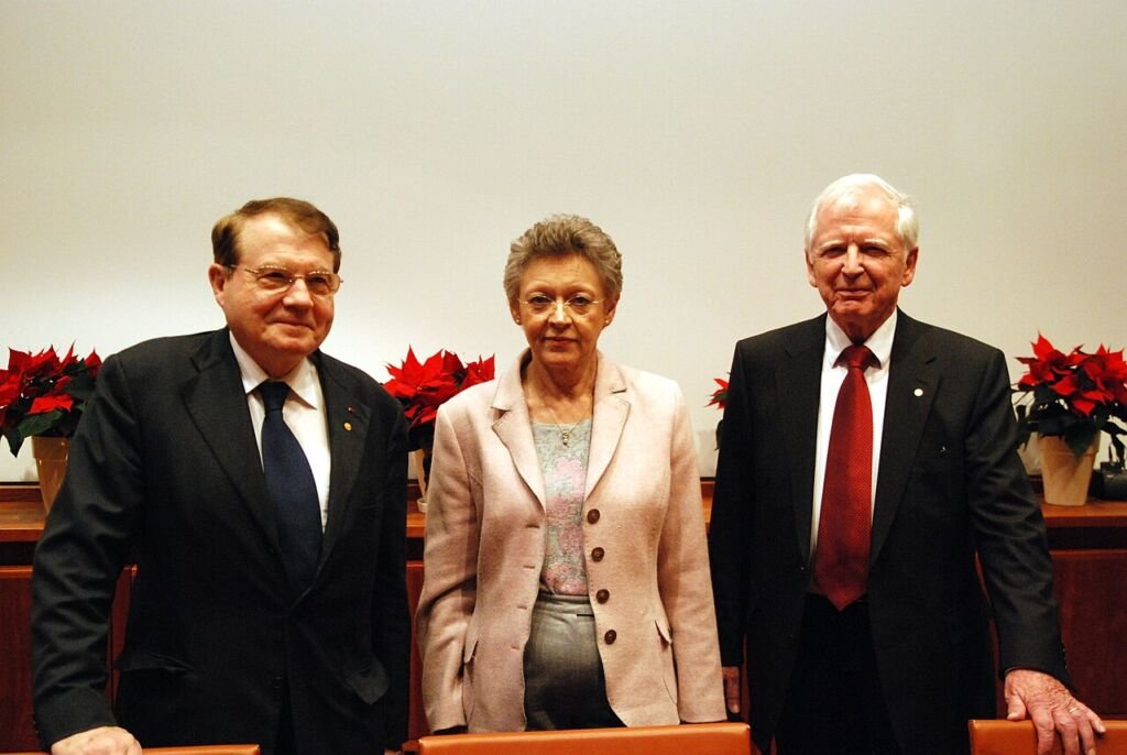 Luc Montagnier, Françoise Barré-Sinoussi y Harald zur Hausen en la rueda de prensa del Nobel de Medicina de 2008